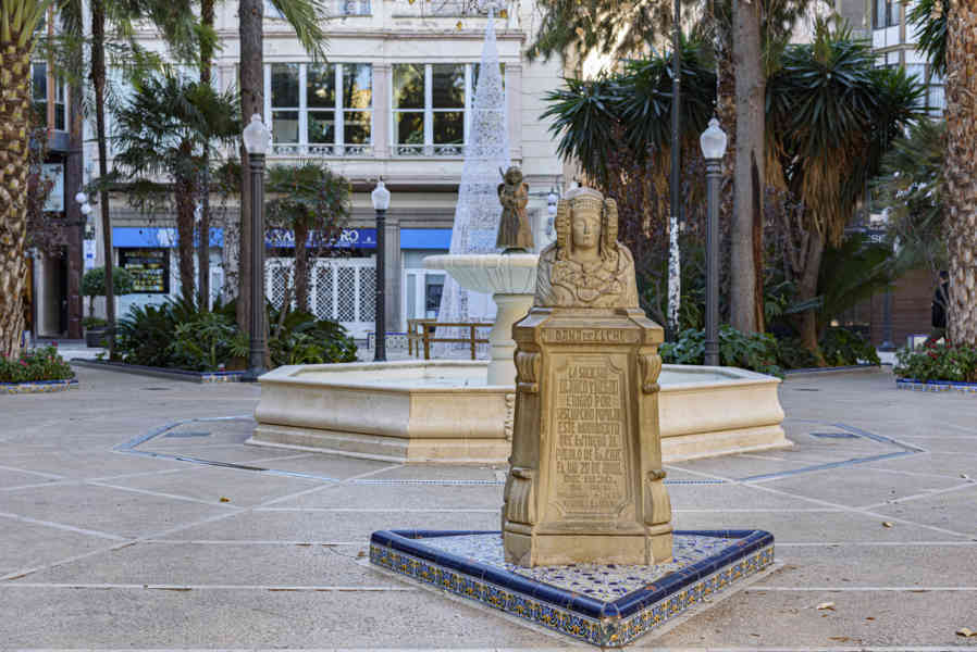 Alicante - Elche 32 - plaza de D. Julio María López de Orozco.jpg